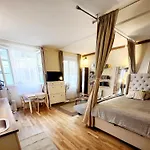 Renovated, Easy Access, Quiet In Le Marais
