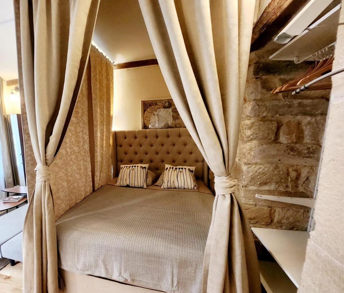 Renovated, Easy Access, Quiet In Le Marais Apartment *